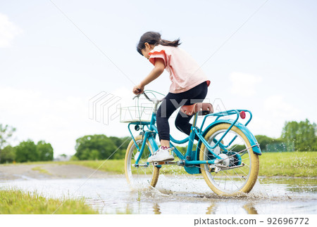 水坑路 騎自行車的女孩 92696772