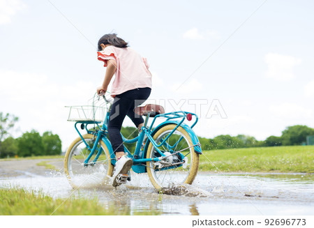 水坑路 騎自行車的女孩 92696773