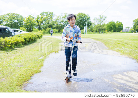 水坑路小學生騎滑板 92696776