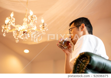 在休息室享用威士忌的男人 在休息室享用威士忌的男人 92696875