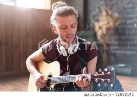 Man with acoustic guitar 92698148
