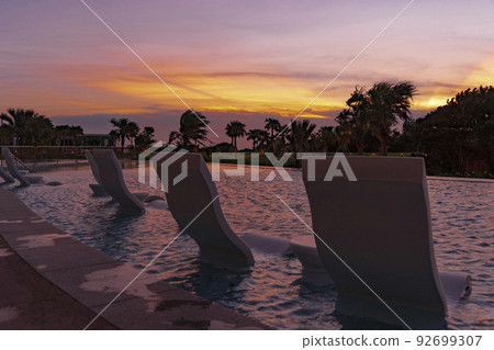 沖繩瀨底希爾頓度假村的泳池和日落 92699307