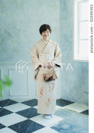 米色參觀衣服的女人 米色參觀衣服的女人 92699363