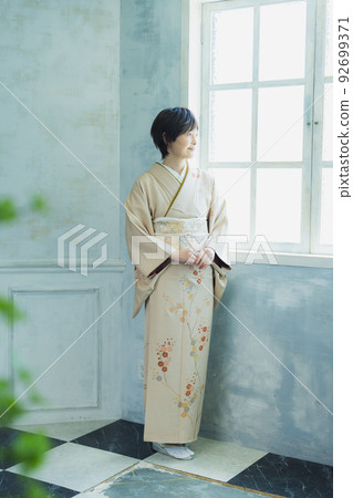 Woman in beige visiting clothes 92699371