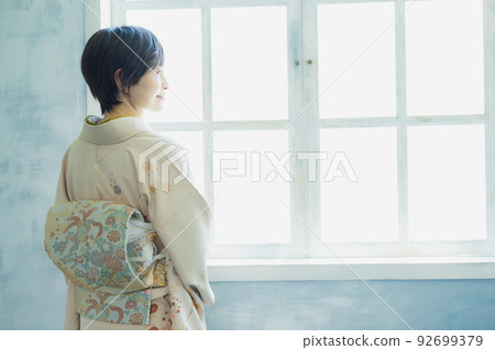 Woman in beige visiting clothes 92699379