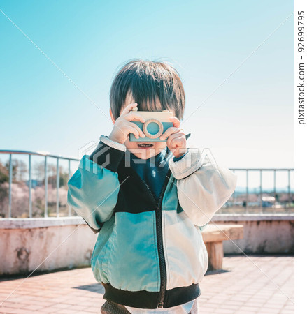 拿著玩具照相機的孩子 拿著玩具照相機的孩子 92699795