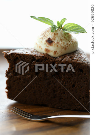 切巧克力蛋糕裝飾著新鮮奶油和薄荷 92699826