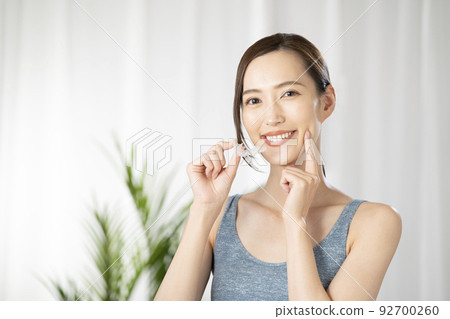 女人手裡拿著一個喉舌 92700260