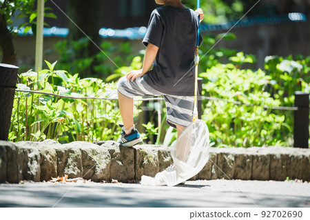 孩子們在公園裡抓昆蟲 92702690