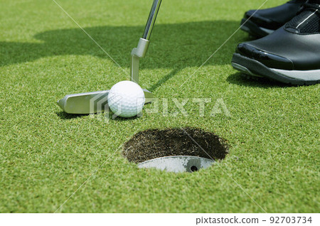 Golfer putting 92703734