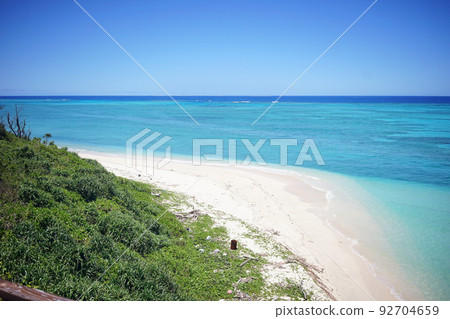 沖繩縣的偏遠島嶼宮古島的觀光景點 池間島和蔚藍的大海的海灘 日本的壯麗景色 92704659