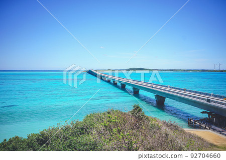 沖繩縣偏遠島嶼宮古島的觀光景點 從池間島眺望蔚藍的大海和池間大橋的絕景 92704660