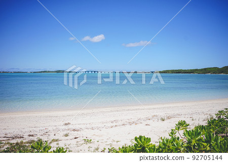 沖繩縣的偏遠島嶼宮古島的觀光景點 池間島和蔚藍的大海的海灘 日本的壯麗景色 沖繩縣的偏遠島嶼宮古島的觀光景點 池間島和蔚藍的大海的海灘 日本的壯麗景色 92705144