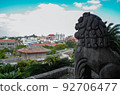 首里城風獅爺和城鎮景觀 92706477