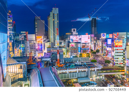 日本東京城市景觀東急東橫商店拆除工作在迷宮城市澀谷進行。舊銀座線澀谷站月台外觀 92708449