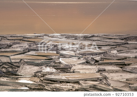 Crushing ice and floating ice along the shore of Markermeer, Netherlands Crushing ice and floating ice along the shore of Markermeer, Netherlands 92710353