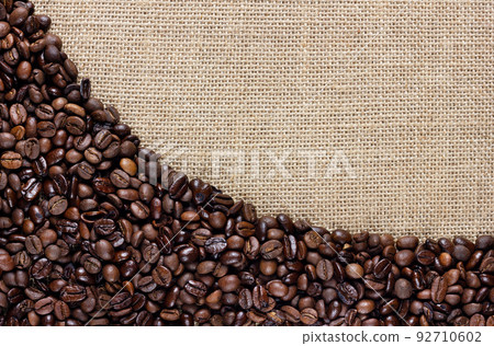 Border of coffee beans on the old burlap. 92710602
