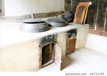 韓國國立民俗博物館一棟老房子的內部景觀。 92711795