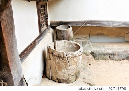 韓國國立民俗博物館一棟老房子的內部景觀。 92711798