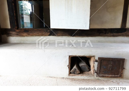 韓國國立民俗博物館一棟老房子的內部景觀。 92711799