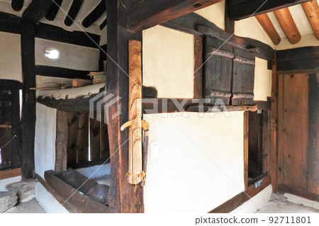 韓國國立民俗博物館一棟老房子的內部景觀。 92711801
