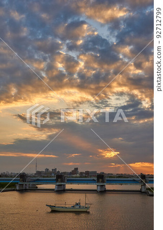 江戶川洩洪道閘門行德橋的夜景 江戶川洩洪道閘門行德橋的夜景 92712799