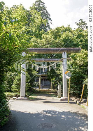 有賀神社的牌坊,以有賀神社的磯鄉而聞名 有賀神社的牌坊,以有賀神社的磯鄉而聞名 92713003