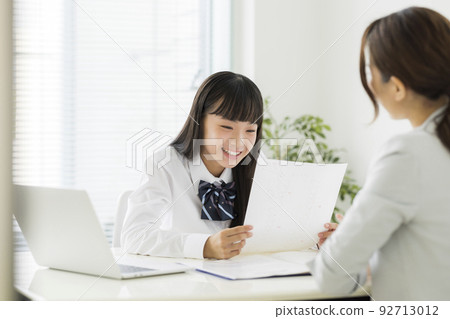 對補習班考試成績感到滿意的女學生 高中生 初中生 92713012