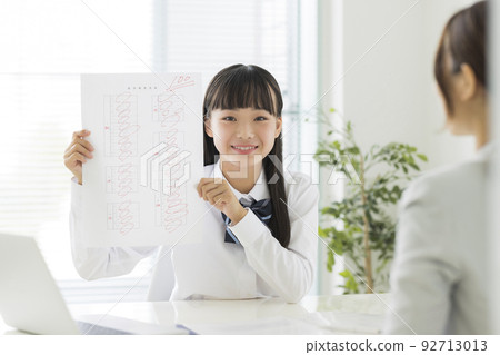 對補習班考試成績感到滿意的女學生 高中生 初中生 對補習班考試成績感到滿意的女學生 高中生 初中生 92713013