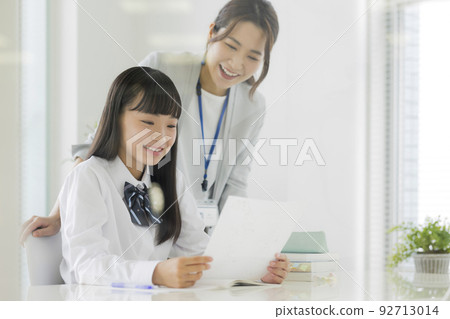 Female students who are pleased with the test results at the cram school High school students Junior high school students Female students who are pleased with the test results at the cram school High school students Junior high school students 92713014