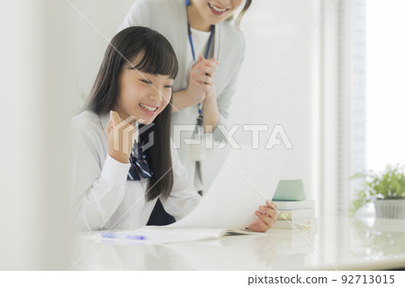 對補習班考試成績感到滿意的女學生 高中生 初中生 92713015