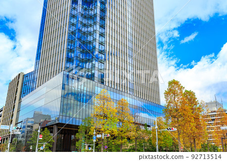 四谷站附近新宿區的秋季東京街景 92713514