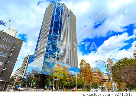 四谷站附近新宿區的秋季東京街景 92713515