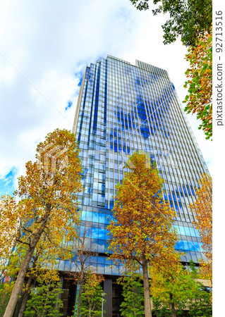 四谷站附近新宿區的秋季東京街景 92713516