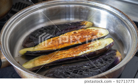 烤茄子 - 在煎鍋中烤茄子 烤茄子 - 在煎鍋中烤茄子 92713775