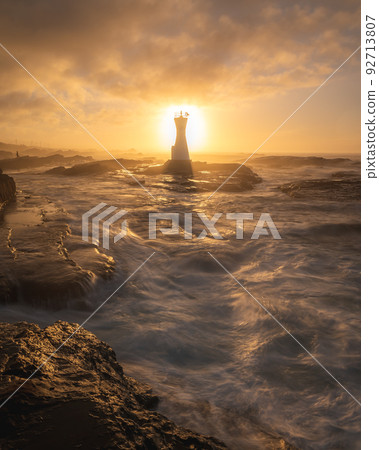 千葉縣南房總市日出時的阿波白濱港燈塔 92713807