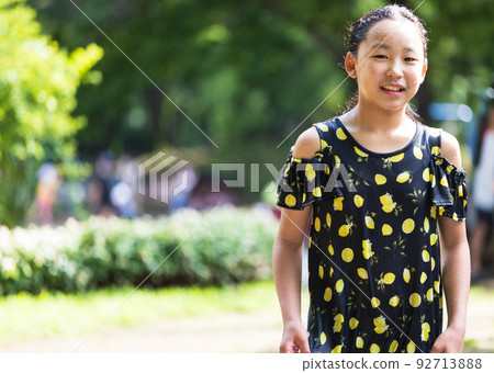 可愛的小學生在水中玩耍 92713888