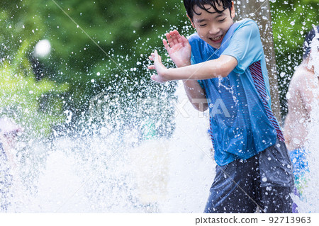 小學生玩水 92713963