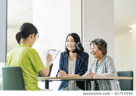 A woman who consults for nursing care 92714395