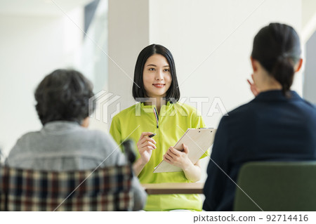 Caregiver explaining to family Caregiver explaining to family 92714416