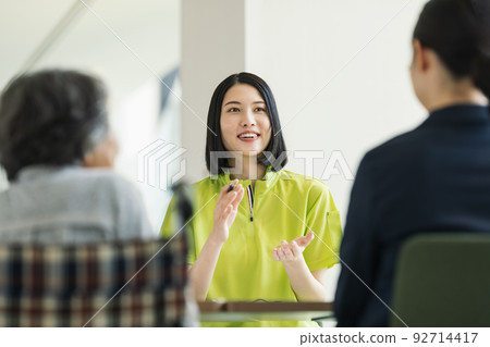 Caregiver explaining to family 92714417