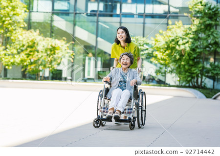 Caregiver and senior women's portrait 92714442