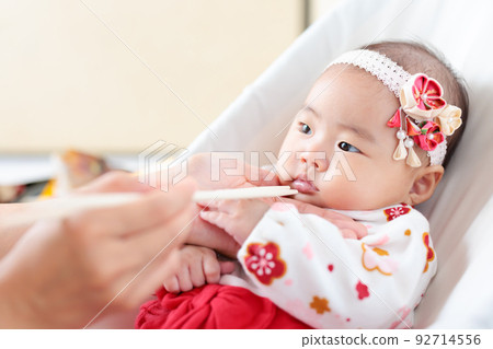 First eating 100th day celebration Baby pretending to eat First eating 100th day celebration Baby pretending to eat 92714556