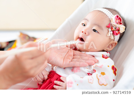 第一次吃100天慶祝寶寶假裝吃飯 92714559