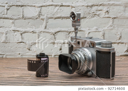帶有舊機械自拍裝置的測距儀相機和膠卷 92714608