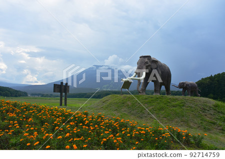 Parent-child statue of Lake Nojiri Nauman elephant from National Highway No. 18 Parent-child statue of Lake Nojiri Nauman elephant from National Highway No. 18 92714759