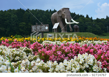 Parent-child statue of Lake Nojiri Nauman elephant from National Highway No. 18 Parent-child statue of Lake Nojiri Nauman elephant from National Highway No. 18 92714767