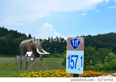 Parent-child statue of Lake Nojiri Nauman elephant from National Highway No. 18 Parent-child statue of Lake Nojiri Nauman elephant from National Highway No. 18 92714768