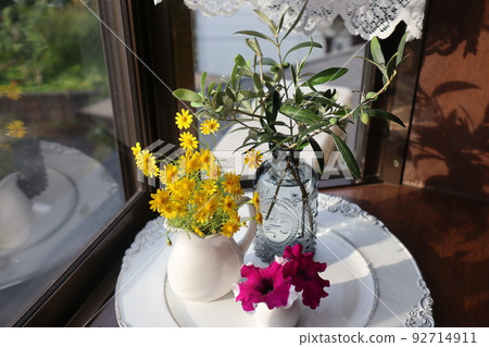 Decorate the flowers in the garden on the bay window Decorate the flowers in the garden on the bay window 92714911