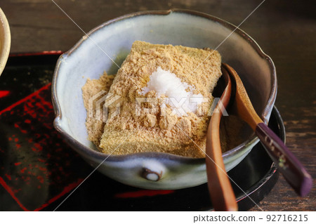 Warabimochi 92716215